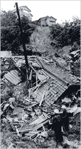 がけ崩れで倒壊した家屋（神戸市長田区高取山町）