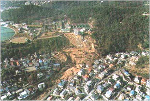 地すべり災害（西宮市仁川百合野町）