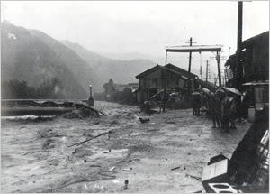湯舟橋を襲う濁流（香美町[旧村岡町]東上）