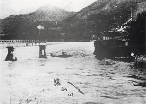 加古川支川篠山川町道大谷池谷線の世花橋流失状況
                                左岸民家も倒壊の危機に頻した（丹波市[旧山南町]池谷付近） 