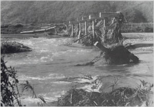 加古川町道黒田田高線の新中橋の流出（西脇市[旧黒田庄町]黒田付近）