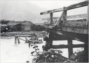 円山川の激流により流失した県道府中場伏線上郷橋（豊岡市[旧日高町]上郷付近）