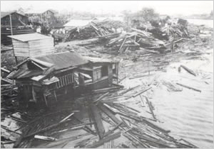 神崎川と猪名川の合流点である戸ノ内付近は、両河川の増水と高潮の影響もあり堤防上に建てられた住居が倒壊又は流失した（尼崎市戸ノ内付近）