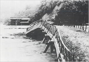 流失物がひっかかり橋脚を壊され流失寸前の橋
対岸の道路もガケ崩れ冠水等で通行不能となる（豊岡市[旧竹野町]付近）