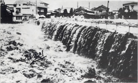 杉原川に架かる市道山手高田井線豊川橋越水状況（西脇市山手町付近)