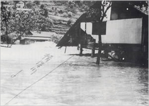 揖保川の濁流があふれ民家に流れこむ（宍粟市[旧一宮町]西深付近）