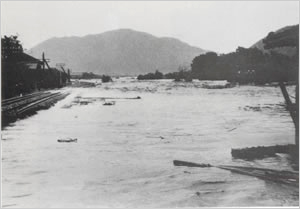 円山川増水により人家及び国鉄山陰線も水に洗われる
県道姫路豊岡線旧宮田踏切付近より下流部を見る（朝来市[旧和田山町]宮田付近）