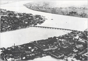 円山川増水により人家及び国鉄山陰線も水に洗われる
県道姫路豊岡線旧宮田踏切付近より下流部を見る（朝来市[旧和田山町]宮田付近）