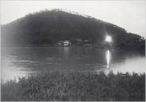 加古川支川の草谷川氾濫による加古川市加古川支川の草谷川氾濫による水田の冠水状況
（正面の山は城山）右は国鉄三木線下り汽車が通過中（加古川市中西条付近）