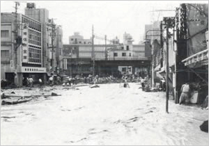 宇治川は暗渠河川のため土砂で閉塞され濁流は路上を流れ出した
写真中央の高架は阪急電鉄三宮駅付近（神戸市中央区元町付近）