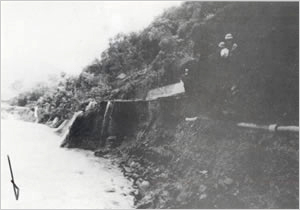 揖保川が氾濫、流失した県道6号線（宍粟市[旧一宮町]曲里付近）