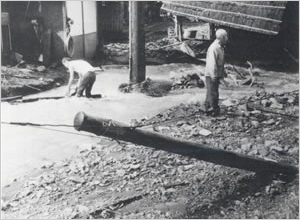 東谷川は土砂で埋まり道路が水路となっている（佐用郡佐用町海内付近）