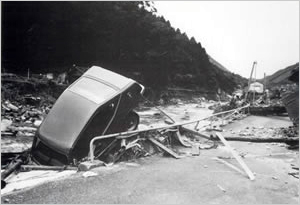 山崩の土砂にて揖保川が埋没し、住宅地に川が流路を変更し、民家や田畑が流失（宍粟市[旧一宮町]西深付近）