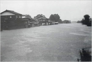 河道と化した町道川原弘原線（豊岡市[旧出石町]川原付近）