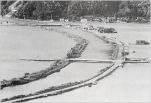 六方川増水による浸水状況
手前（上流）は中ノ谷橋、向こうは河谷橋、右岸は県道藤井上石線（豊岡市中谷・河合・百合付近）