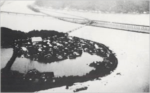 千種川の氾濫で浸水した高雄付近
高架は山陽新幹線（赤穂市高雄付近）