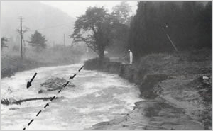 揖保川支川梯川町道五十波梯線の洗掘状況（宍粟市[旧山崎町]梯付近）