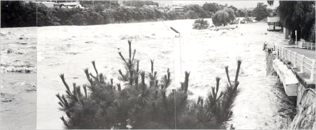 淡加古川の増水により滝野町の駐車場が浸水、また闘竜灘遊歩道は冠水した（加東市[旧滝野町]闘竜灘付近）