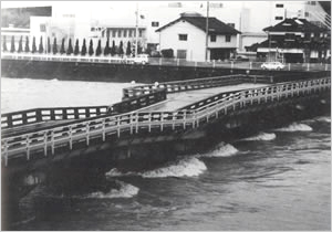 歪曲した円山川にかかる東河橋（朝来市[旧和田山町]玉置）