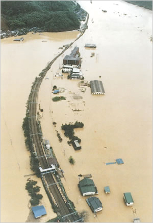 円山川の氾濫により冠水したＪＲ山陰本線玄武洞駅付近(豊岡市城崎町) 