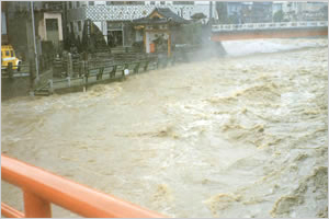 濁流に洗われる荒湯付近（新温泉町[旧温泉町]湯）