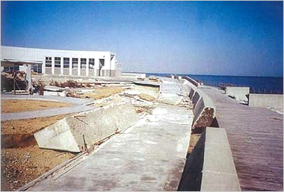 淡路交流の翼港の被災状況