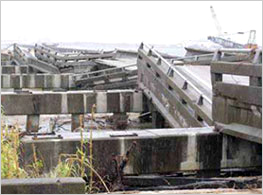 図：波による橋の破壊